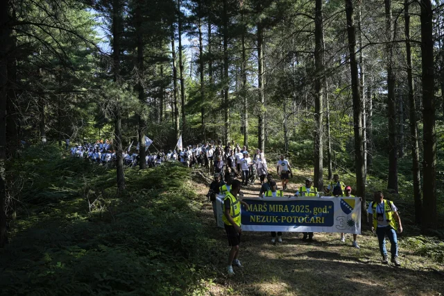Srebrenitsa Soykırımı Kurbanları İçin Anlamlı Yürüyüş: Barış Yürüyüşü Başladı