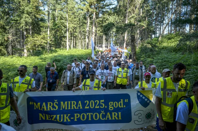 Srebrenitsa Soykırımı Kurbanları İçin Anlamlı Yürüyüş: Barış Yürüyüşü Başladı