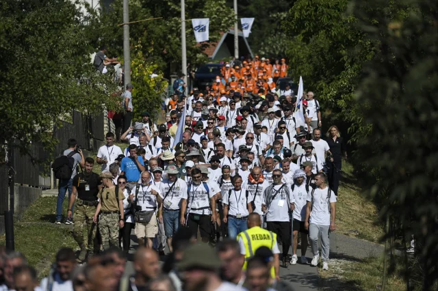 Srebrenitsa Soykırımı Kurbanları İçin Anlamlı Yürüyüş: Barış Yürüyüşü Başladı