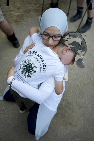 Srebrenitsa Soykırımı Kurbanları İçin Anlamlı Yürüyüş: Barış Yürüyüşü Başladı