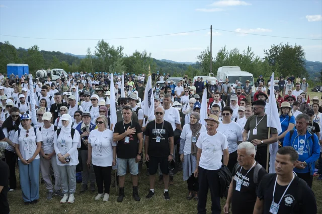 Srebrenitsa Soykırımı Kurbanları İçin Anlamlı Yürüyüş: Barış Yürüyüşü Başladı