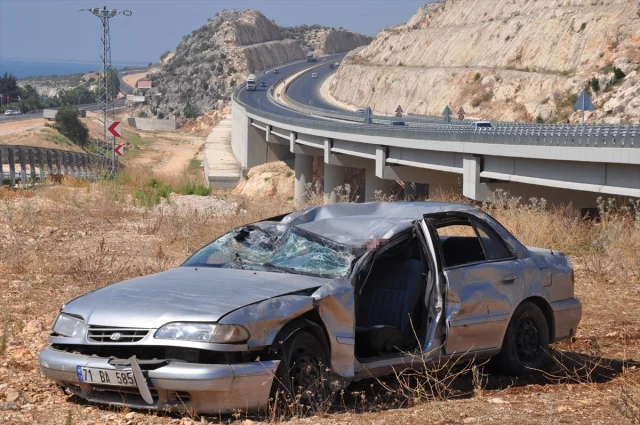 Mersin'de Trafik Kazası: Otomobil Devrildi, Can Kaybı ve Yaralanan Var