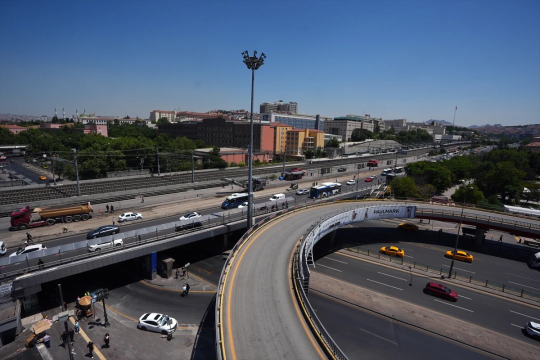 Ankara'da Sıhhiye Köprüsü Bakımı Trafiği Kilitledi
