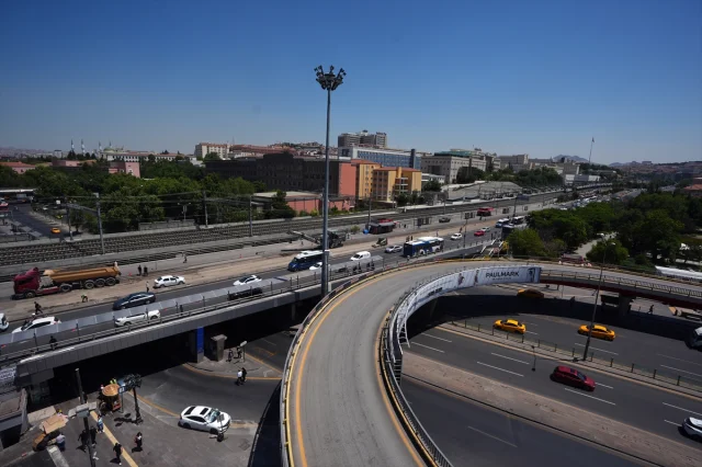 Ankara'da Sıhhiye Köprüsü Bakımı Trafiği Kilitledi