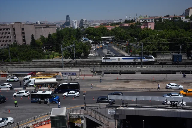 Ankara'da Sıhhiye Köprüsü Bakımı Trafiği Kilitledi