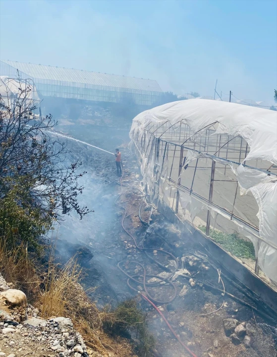 Antalya Serik'te Çıkan Büyük Yangın Kontrollü Şekilde Söndürüldü