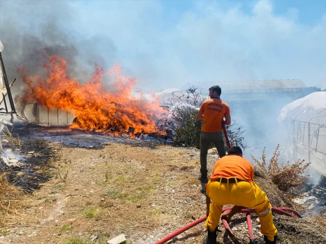 Antalya Serik'te Çıkan Büyük Yangın Kontrollü Şekilde Söndürüldü