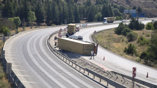 Kütahya'da Devrilen Tır Kazası Sürücüyü Yaraladı