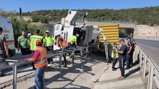 Kütahya'da Devrilen Tır Kazası Sürücüyü Yaraladı