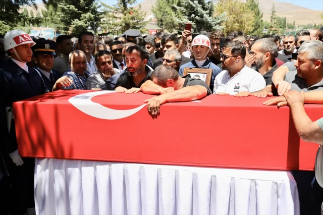 Kayseri'de Şehit Düşen Uzman Çavuş Ümit Üzüm'e Duygusal Veda