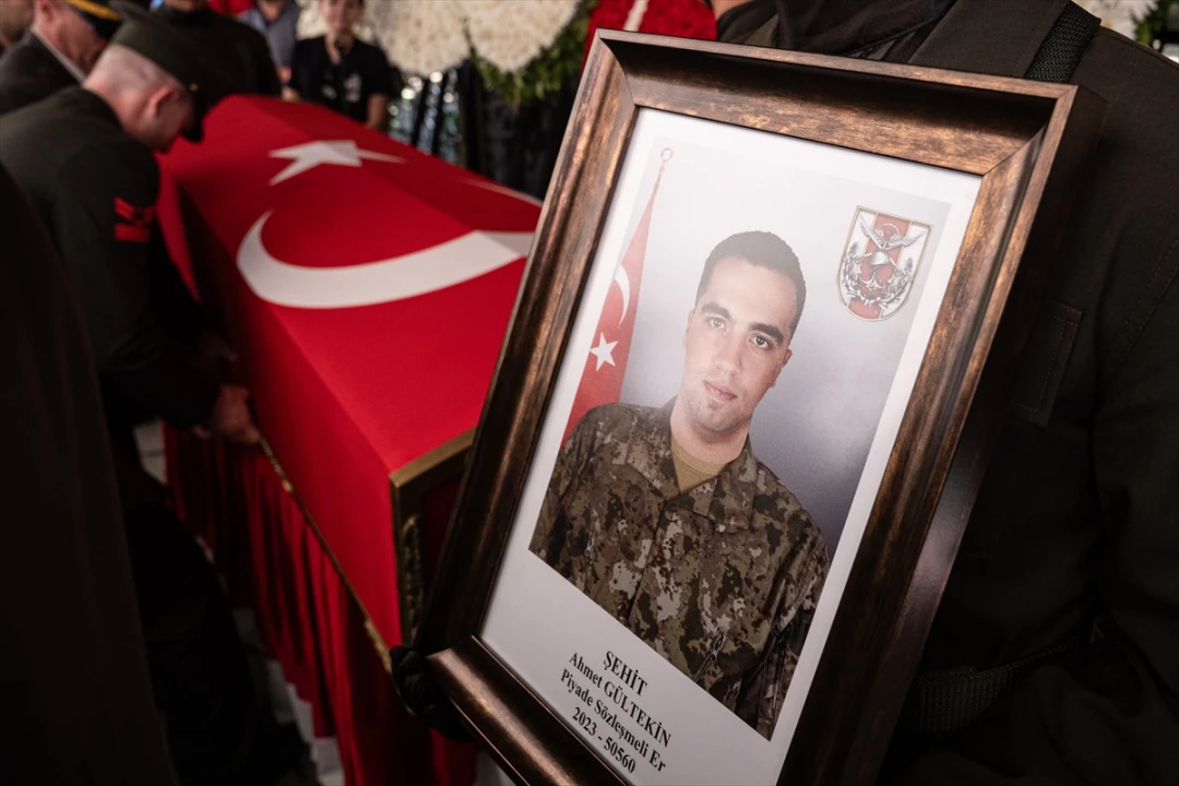 Şehit Ahmet Gültekin İstanbul'da Toprağa Verildi