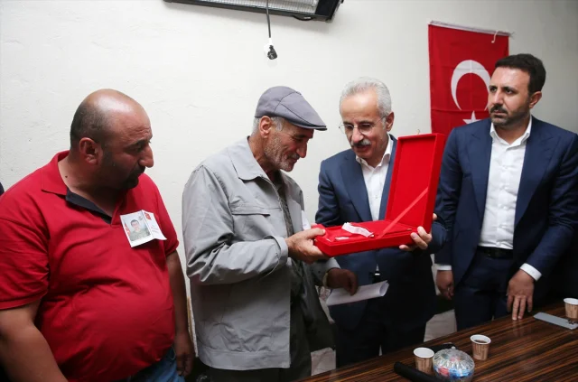Bakan Uraloğlu, Bitlis'te Şehit Ailesine Taziye Ziyaretinde Bulundu