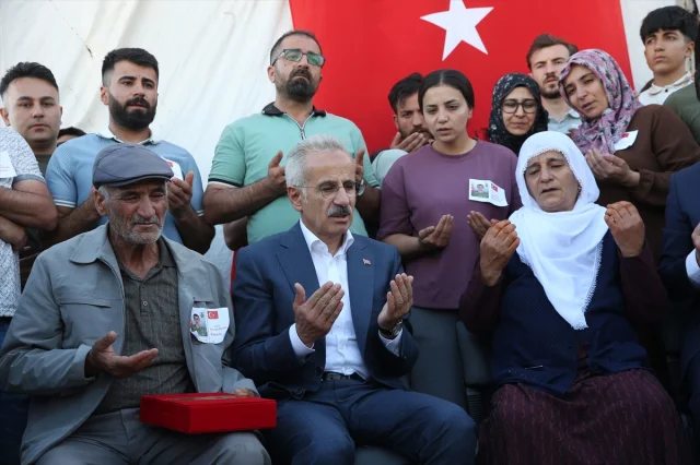 Bakan Uraloğlu, Bitlis'te Şehit Ailesine Taziye Ziyaretinde Bulundu