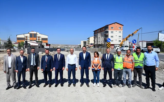 Bakan Uraloğlu, Bitlis'te Şehit Ailesine Taziye Ziyaretinde Bulundu