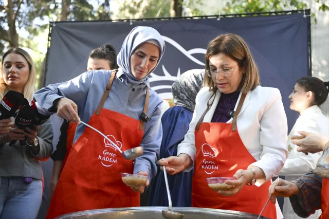 Genç KADEM'den İstanbullulara Aşure İkramı Coşkusu