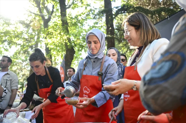 Genç KADEM'den İstanbullulara Aşure İkramı Coşkusu