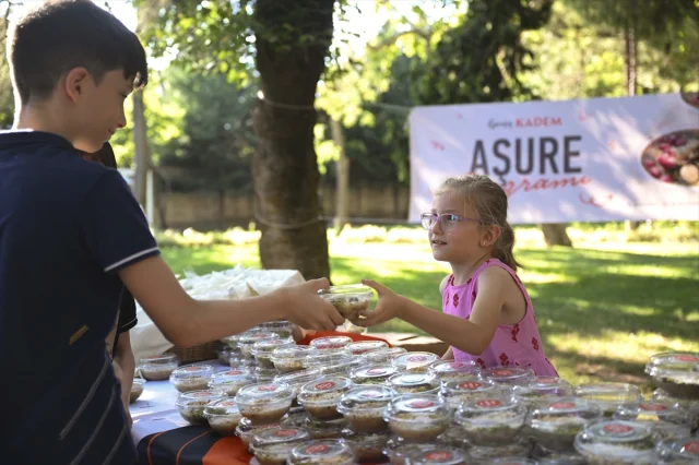 Genç KADEM'den İstanbullulara Aşure İkramı Coşkusu
