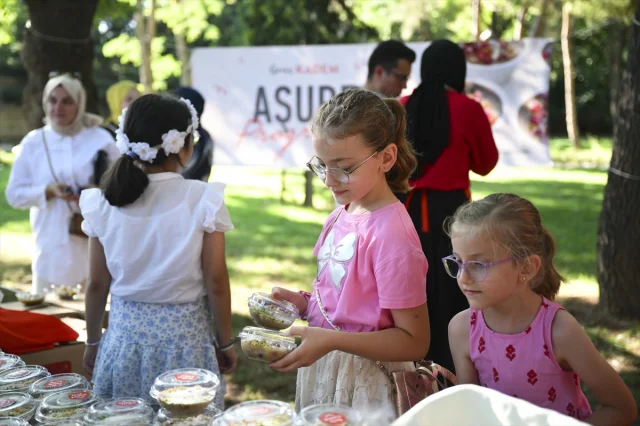 Genç KADEM'den İstanbullulara Aşure İkramı Coşkusu