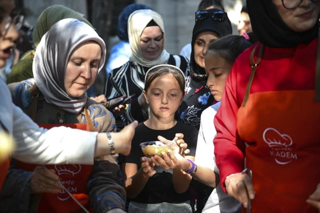 Genç KADEM'den İstanbullulara Aşure İkramı Coşkusu