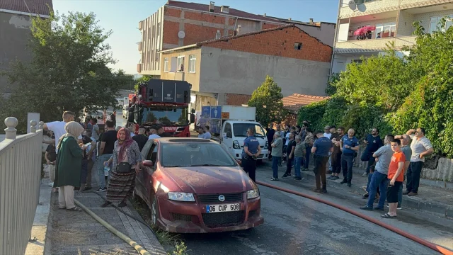Ümraniye'de Çakmakla Oynayan Çocuğun Neden Olduğu Yangın: İtfaiye Zamanında Müdahale Etti