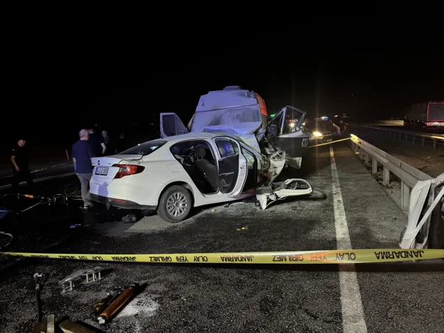 Ankara'da Minibüs ve Otomobil Çarpıştı: Üzücü Kaza 1 Can Aldı