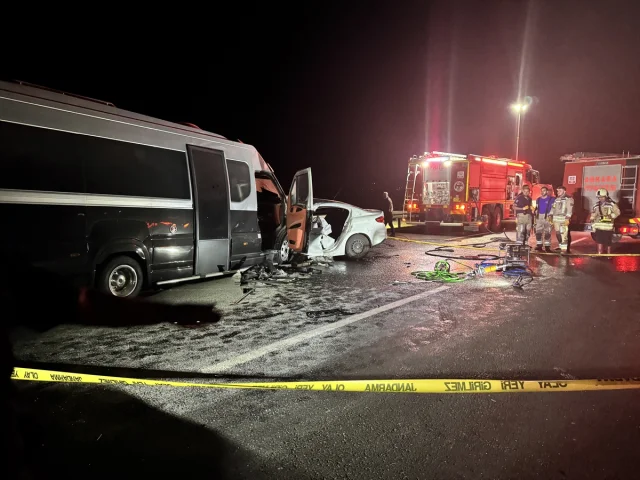 Ankara'da Minibüs ve Otomobil Çarpıştı: Üzücü Kaza 1 Can Aldı