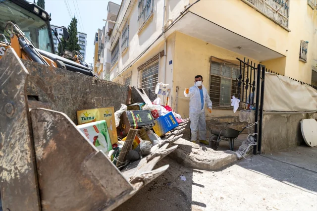 Mersin'de Eşi Benzeri Görülmemiş Temizlik: Bir Evden 10 Kamyon Dolusu Çöp Çıkarıldı