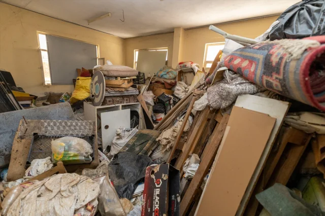 Mersin'de Eşi Benzeri Görülmemiş Temizlik: Bir Evden 10 Kamyon Dolusu Çöp Çıkarıldı