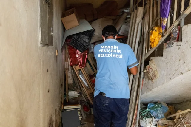 Mersin'de Eşi Benzeri Görülmemiş Temizlik: Bir Evden 10 Kamyon Dolusu Çöp Çıkarıldı