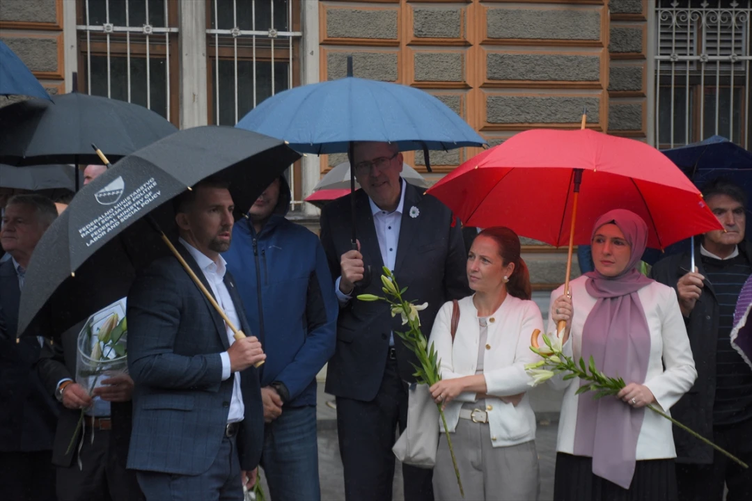 Srebrenitsa'da Acı Devam Ediyor: 7 Kurbanın Cenazeleri Anıt Mezarlığına Taşındı