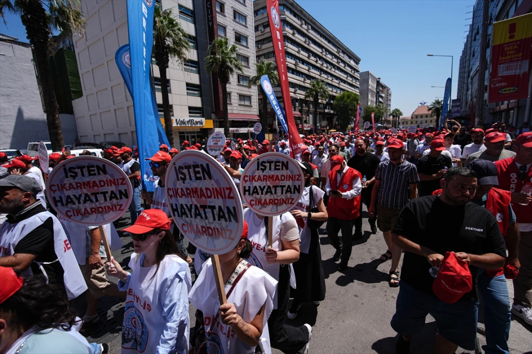 İzmir'de İşçi Direnişi: Büyükşehir Belediyesinden İşten Çıkarılan İşçiler Eylemde