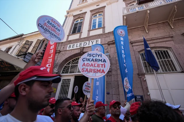 İzmir'de İşçi Direnişi: Büyükşehir Belediyesinden İşten Çıkarılan İşçiler Eylemde