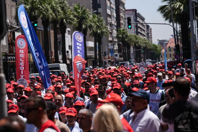 İzmir'de İşçi Direnişi: Büyükşehir Belediyesinden İşten Çıkarılan İşçiler Eylemde