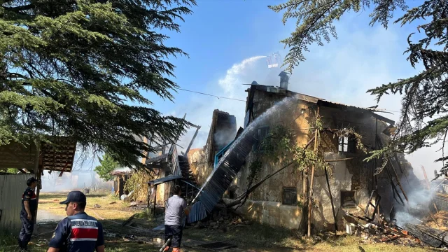 Isparta'nın Şarkikaraağaç İlçesinde Ahşap Ev Yangınında Korkutan Anlar