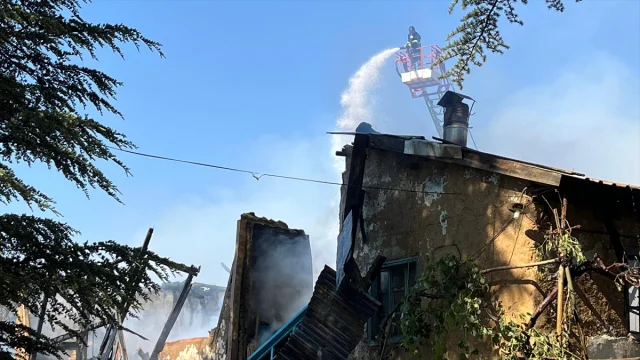 Isparta'nın Şarkikaraağaç İlçesinde Ahşap Ev Yangınında Korkutan Anlar