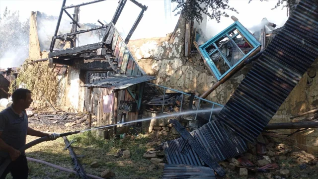 Isparta'nın Şarkikaraağaç İlçesinde Ahşap Ev Yangınında Korkutan Anlar