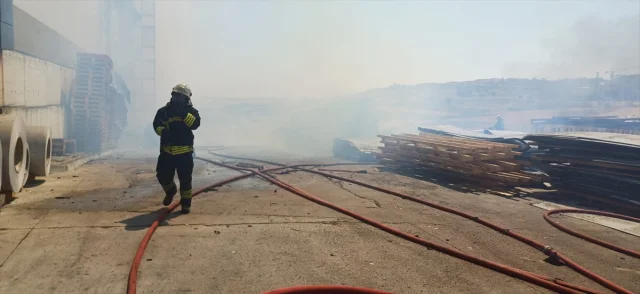 Tekirdağ'daki Fabrikada Patlak Veren Yangın Hızla Kontrol Al...