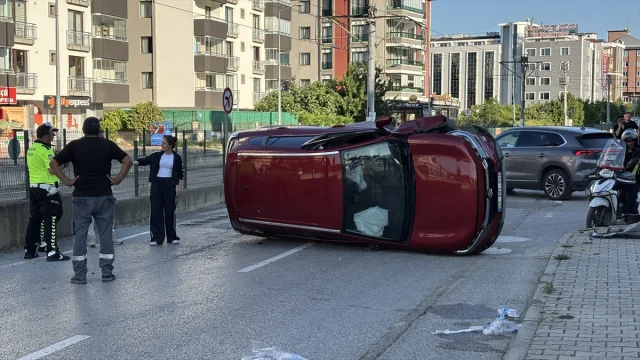 Samsun'da Trafik Kazası: Otomobil Devrildi, İki Kişi Yaralı