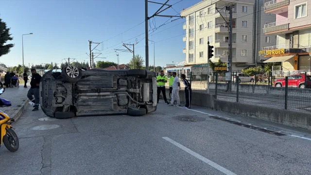 Samsun'da Trafik Kazası: Otomobil Devrildi, İki Kişi Yaralı