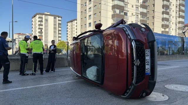 Samsun'da Trafik Kazası: Otomobil Devrildi, İki Kişi Yaralı