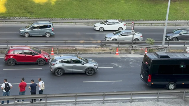 İstanbul Eyüpsultan'da Hafriyat Kamyonu Kazası Trafiği Kilit...