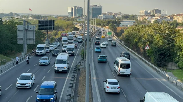 İstanbul Eyüpsultan'da Hafriyat Kamyonu Kazası Trafiği Kilitledi