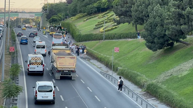 İstanbul Eyüpsultan'da Hafriyat Kamyonu Kazası Trafiği Kilitledi