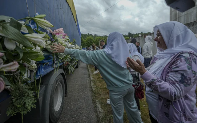 Srebrenitsa’nın 30. Yılında Gözyaşlarıyla Veda