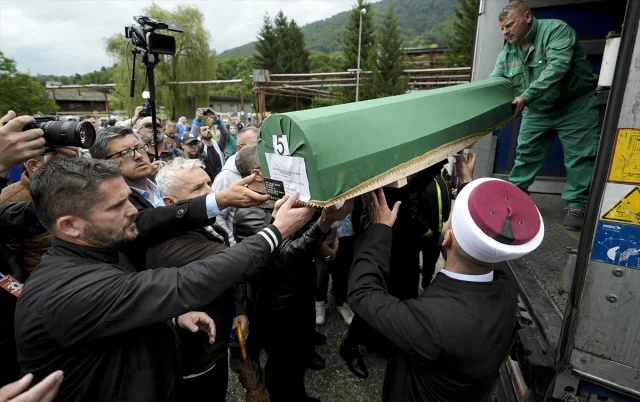 Srebrenitsa’nın 30. Yılında Gözyaşlarıyla Veda