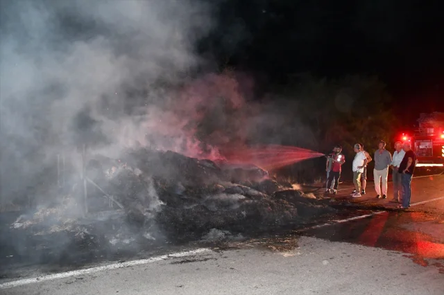 Bilecik Yolunda Tritör Römorkunda Saman Yangını Paniğe Yol Açtı