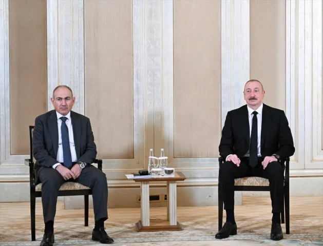 Aliyev ve Paşinyan Abu Dabi'de Barış İçin Buluştu