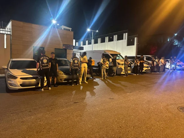 Ümraniye'de Trafiği Tehlikeye Atan Konvoy Sürücülerine Ağır Ceza
