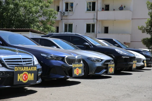Diyarbakır'da 15 İli Kapsayan Operasyonda Lüks Araç Kaçakçılığına Darbe