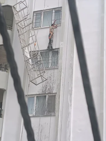 Adana'da İskelede Asılı Kalan İşçi Dramı: İtfaiyenin Hızlı Müdahalesi